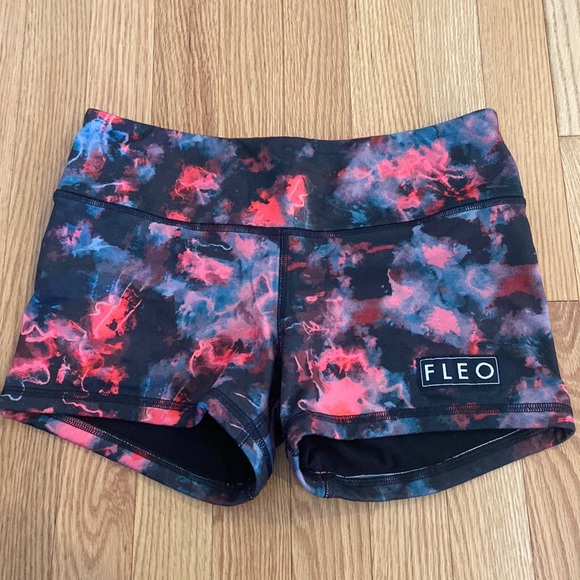 Fleo Pants - Fleo 3.25” booty shorts size medium